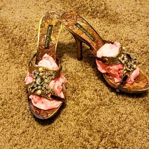 Metallic slide heels